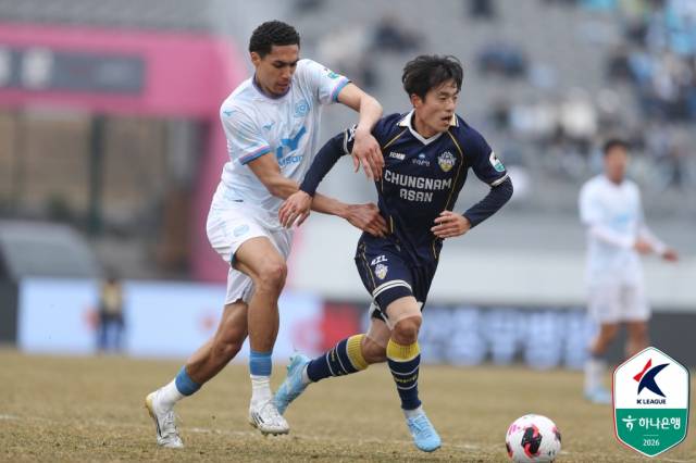 프로축구 대구FC 마커스 데커스가 15일 충남 아산 이순신종합경기장에서 열린 충남아산FC와의 경기에서 충남아산의 김영남과 볼 경합을 하고 있다. K리그 제공