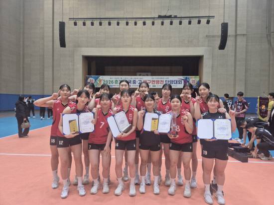 '2026 춘계 전국 중·고 배구연맹전 단양대회'에서 우승을 차지한 진주 선명여고 선수들이 시상식 후 기념사진을 찍고 있다. 사진=선명여고