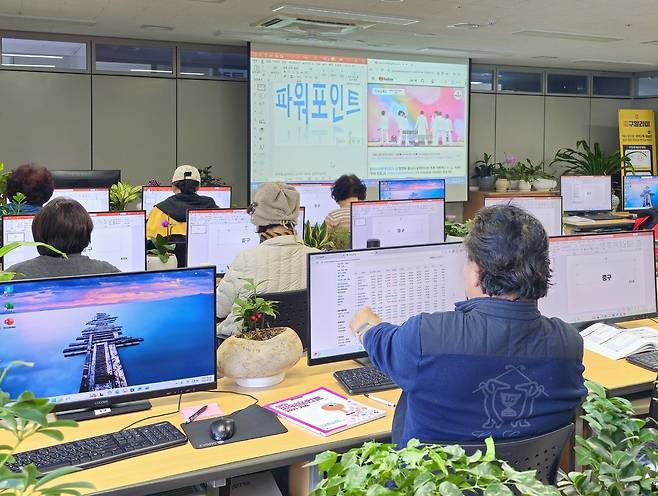 대구시 중구청 ‘주민 정보화 교육’ 파워포인트 강좌 모습. /중구청 제공