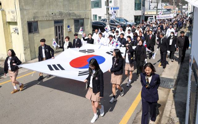 고성군은 제107주년 3·1절을 맞아 19일 회화면 배둔리 3·1운동 창의탑 행사장에서 ‘제107주년 3·1절 기념 배둔장터 독립만세운동 기념행사’를 거행했다. 고성군 제공