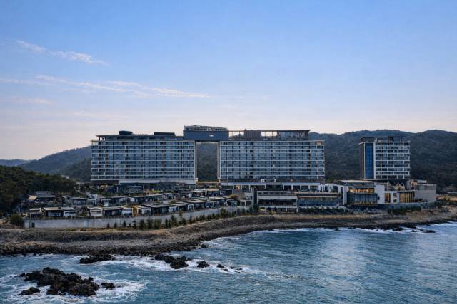 ‘반얀트리 부산 해운대’가 지난해 화재 이후 1년 만에 공사를 재개하며 오는 10~11월 개장을 향한 초읽기에 들어갔다. 드론으로 촬영한 실제 반얀트리 부산 해운대의 현재 모습. 루펜티스 제공