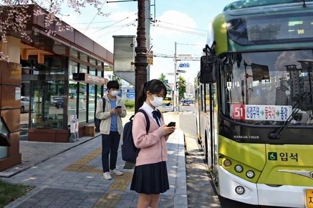 경주시가 내달 1일부터 청소년과 어린이들에게 시내버스 이용료를 전면 무료화 한다. 청소년이 시내버스를 이용하고 있다. 경주시 제공