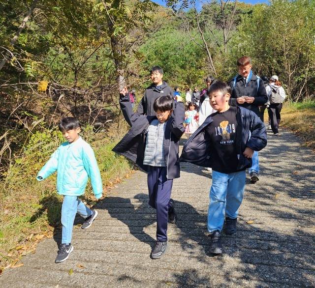 가족들과 함께 산길을 걷고 있다.(대구일보 DB)