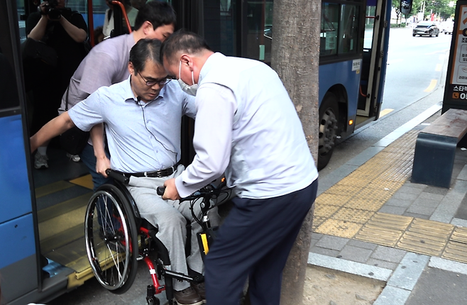 시내버스에 장착된 리프트가 고장 나 버스기사와 승객의 도움으로 저상버스에서 내리는 송두용씨. 박지현기자 lozpjh@yeongnam.com