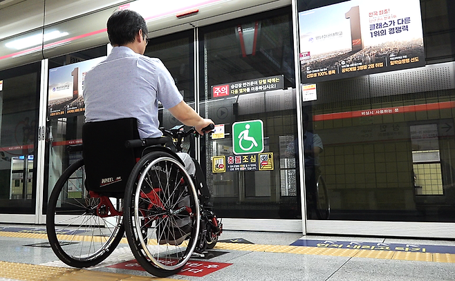 퇴근길, 송두용씨가 도시철도 1호선 상인역 플랫폼에 마련된 휠체어 전용공간에서 열차를 기다리고 있다. 박지현기자 lozpjh@yeongnam.com
