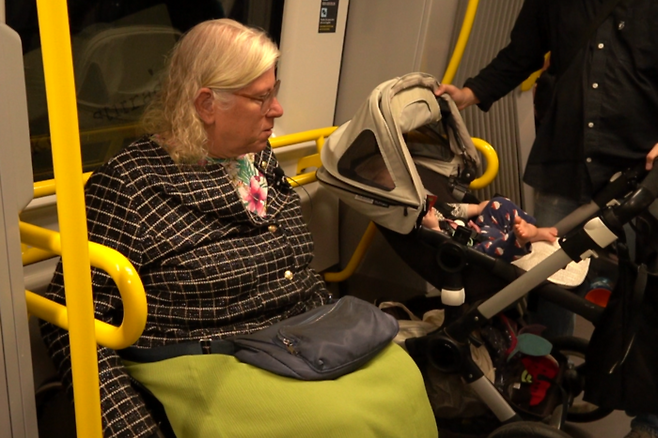 지난 9일 오후 잉겔라씨가 스톡홀름 지하철을 타고 퇴근하고 있다. 박지현기자 lozpjh@yeongnam.com