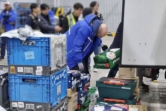 해롤드 로저스 대표가 성남 일대 새벽배송 물량 배달에 앞서 사전 체험했다. / 사진=온라인 커뮤니티(연합뉴스)