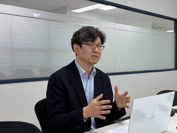 인터뷰하고 있는 정진만 전무. [출처=진운용 기자]