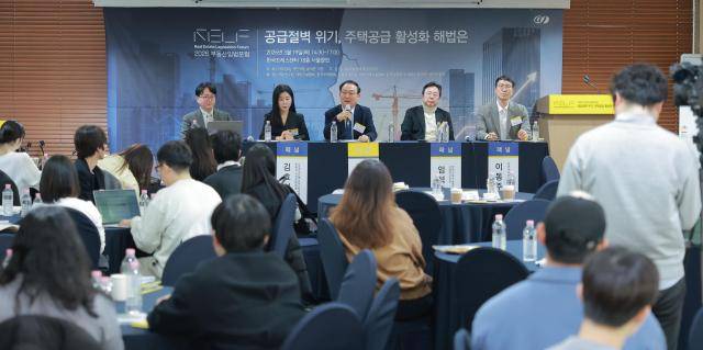 19일 오후 서울 중구 한국프레스센터에서 열린 '2026 부동산입법포럼'에서 패널들이 토론을 하고 있다. 사진 왼쪽부터 이은형 대한건설정책연구원 연구위원, 김효선 KB국민은행 WM스타자문단 부동산 수석전문위원, 권대중 한성대학교 일반대학원 경제·부동산학과 석좌교수, 임석호 한국건설기술연구원 선임연구위원, 이동주 한국주택협회 상무. 2026.03.19[사진=유대길 기자 dbeorlf123@ajunews.com]