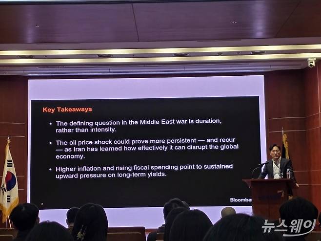 권효성 블룸버그 이코노미스트 박사가 19일 금융투자협회에서 열린 '호르무즈 위기 긴급 세미나'에서 발표하고 있다. 사진=김성수 기자