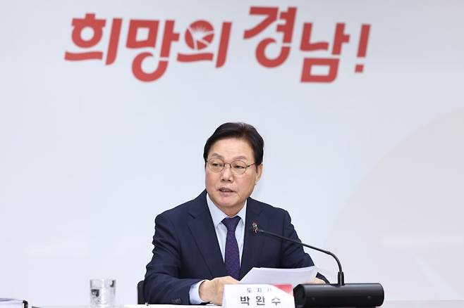 박완수도지사는 오늘(19일) 도청 프레스센터에서 브리핑을 열고 도내 소비 위축을 막고 지역경제에 활력을 불어넣기 위해 전 도민에게 경남도민 생활지원금을 지급한다고 밝혔다. 사진=김은희기자