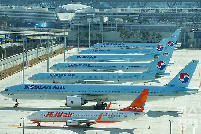 1일 오전 인천 중구 이비스스타일앰배서더 인천에어포트 호텔에서 바라본 인천국제공항 제2터미널에 대한항공 여객기가 주기돼 있다. /김근현 기자 khkim@sporbiz.co.kr