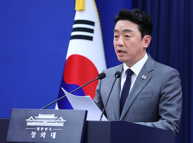 ▲이재명 대통령 전략경제협력 특사로 아랍에미리트(UAE)를 방문하고 귀국한 강훈식 비서실장이 18일 청와대 춘추관에서 특사 활동 관련 브리핑을 하고 있다. 사진=연합뉴스