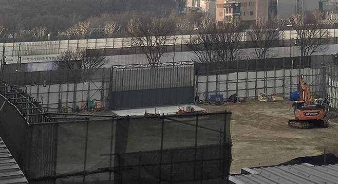 ▲17일 세운지구 재개발 현장. 도로를 경계로 세운 4지구 쪽은 공정이 중단된 반면, 맞은편5-1,3지구쪽에서는 굴착기 작업이 이어지고 있다. 사진=장혜원 기자