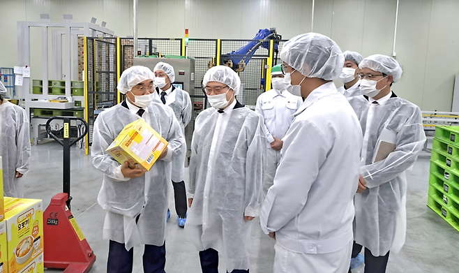 ▲강승준 신용보증기금 이사장(왼쪽에서 세 번째)이 18일 대구 달서구 소재 농업회사법인(주)영풍을 방문해 중동지역 수출기업의 애로사항을 청취하고 있다.