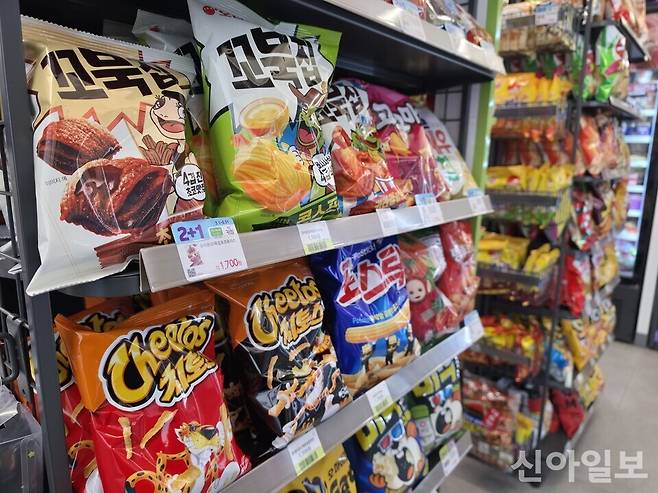 서울 시내 한 편의점의 과자 매대. [사진=신현숙 기자]
