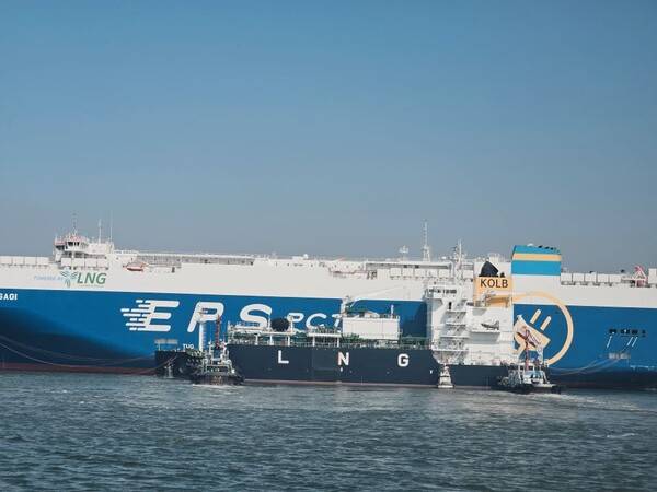 ▲평택항에 LNG 급유를 위해 정박중인 급유선의 모습.