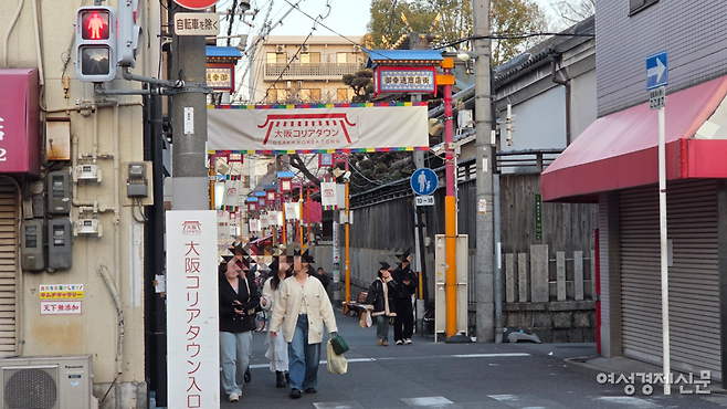 日 오사카 코리아타운이 연 200만 명이 찾는 MZ세대 명소로 부상했다. 오후 5시면 폐점하지만 1030 여성 중심의 '가성비 단기 여행지'로 각광받는다. 거주민 생활권 기반의 '진짜성'이 흥행 비결이나, 임대료 상승 등 젠트리피케이션은 해결 과제로 꼽힌다. /김현우 기자=일본, 오사카