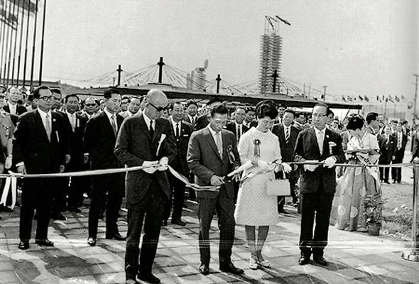 1968년 구로공단(한국수출산업공업단지, 현 서울디지털산업단지)에서 열린 제1회 무역박람회 개막식에 참석한 박정희 전 대통령 모습. 한국산업단지공단 제공
