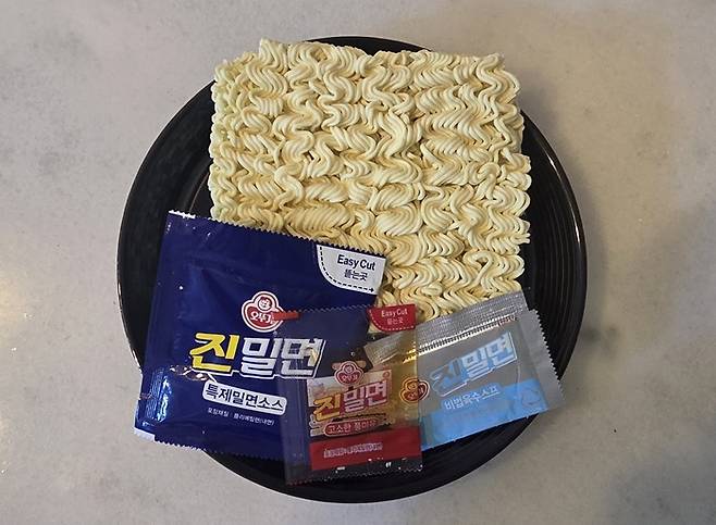 오뚜기 진밀면. 후첨스프가 아니라 '육수 스프'라는 점에 주의할 것./사진=김아름 기자 armijjang@