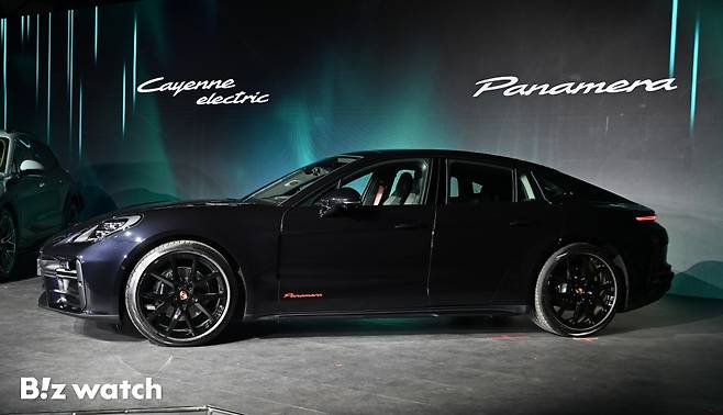 포르쉐코리아가 19일 오전 서울 광진구 파이팩토리에서 열린 2026 포르쉐코리아 신년 기자 간담회에서 포르쉐 파나메라 레드 익스클루시브를 선보이고 있다./사진=이명근 기자 qwe123@