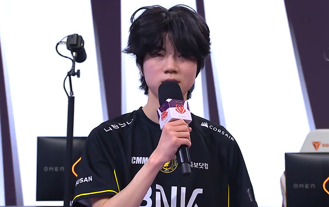 인터뷰 중인 BNK 피어엑스 '디아블' 남대근(사진=퍼스트 스탠드 방송 영상 캡처)