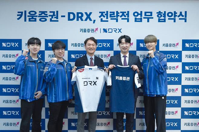 엄주성 키움증권 대표이사(왼쪽 세번째)와 박정무 DRX 의장(네번째)가 19일 오전 서울 마포구 DRX서울타워에서 전략적 업무 협약식을 갖고 있다. 왼쪽부터 베인 강하빈(발로란트), 무릎 배재민(철권), 맨 오른쪽 윌러 김정현(리그오브레전드) 선수. (사진 제공=DRX)