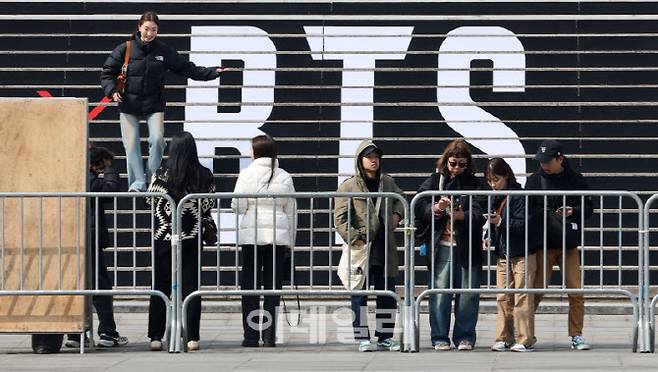 지난 16일 서울 광화문광장에 방탄소년단(BTS)의 컴백 라이브 공연 무대가 설치되고 있다. 약 3년 9개월 만에 컴백하는 방탄소년단(BTS)의 공연은 오는 21일 오후 8시 광화문광장에서 'BTS 컴백 라이브: 아리랑(ARIRANG)'이라는 타이틀로 개최된다. (사진=방인권 기자)