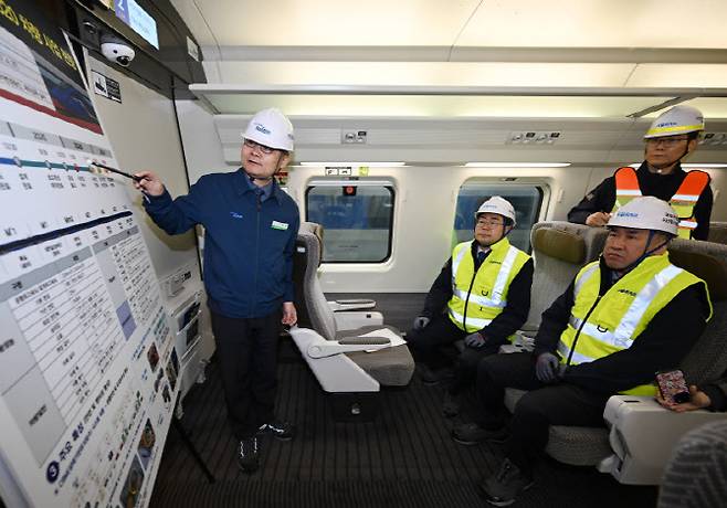 박찬대(왼쪽서 2번째) 국회의원이 19일 경기 고양 코레일 수도권철도차량정비단에서 맹성규(왼쪽서 3번째) 국회 국토교통위원장과 함께 인천발 KTX 노선에 투입될 2세대 청룡열차 도입 상황 등에 대해 보고받고 있다. (사진 = 뉴시스 제공)