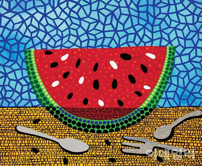 쿠사마 야요이의 ‘수박과 포크’(Watermelon and Fork, 1989, 37.5×45㎝). 쿠사마의 ‘못 보던’ 작품이다. 그물망을 배경으로 반달처럼 쪼개진 붉은 수박 아래 포크와 스푼이 명랑하게 놓인 작품은 27일 여는 케이옥션 ‘3월 경매’에 나선다. 시작가 12억원(사진=케이옥션).