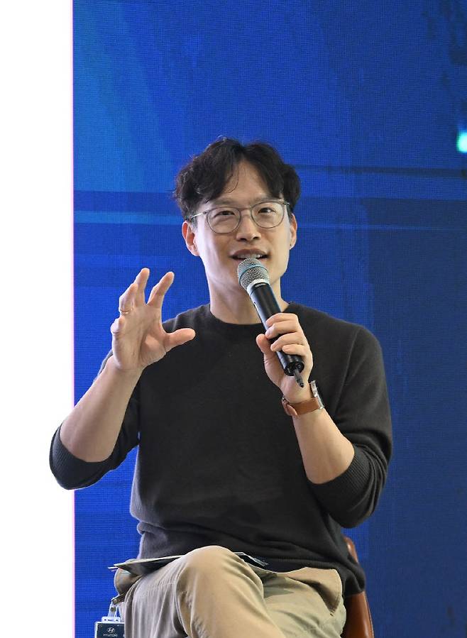 AVP본부 박민우 사장이 타운홀 미팅에서 메시지를 전달하는 모습.