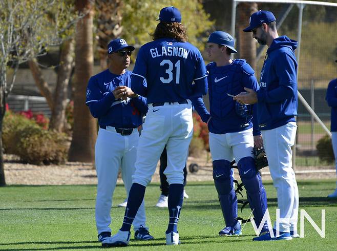 (마크 프리오 다저스 투수코치(오른쪽))