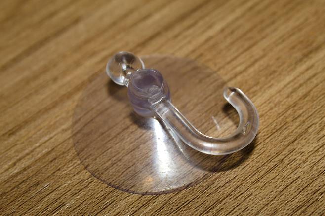 흡착판 안쪽 면에 로션, 샴푸 등을 매우 소량 바르면 액체가 벽면과 흡착판 사이의 보이지 않는 틈새를 메워준다. 사진=게티이미지뱅크