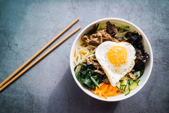 각종 채소와 들기름, 달걀 프라이가 들어간 비빔밥은 맛 좋고 영양소가 많은 건강식이다. 사진=게티이미지뱅크