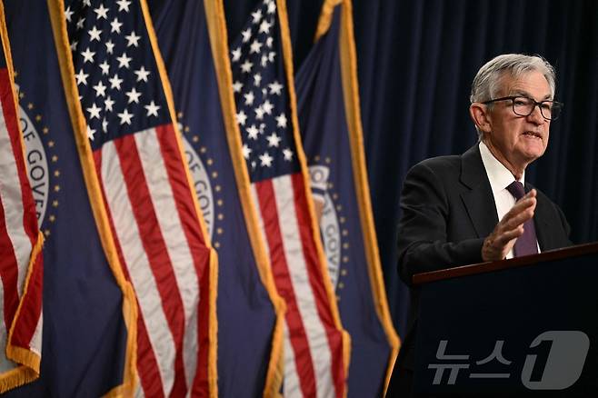 금리 동결 이유를 설명하고 있는 파월 의장. ⓒ AFP=뉴스1