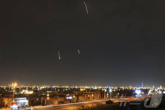 3일(현지시간) 도하 상공에서 미사일이 목격됐다. 카타르 국방부는 성명에서 이날 오전, 자국 군이 두 발의 탄도미사일을 요격했다고 밝혔다. 2026.03.03 ⓒ AFP=뉴스1