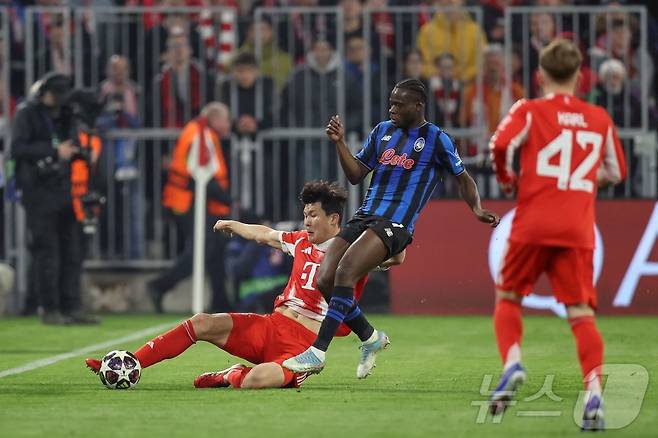바이에른 뮌헨의 김민재(왼쪽)ⓒ AFP=뉴스1