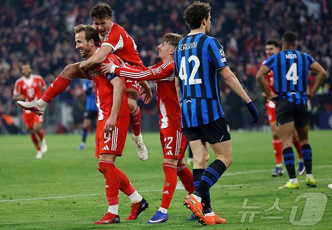 멀티골을 터뜨린 해리 케인(왼쪽)ⓒ AFP=뉴스1