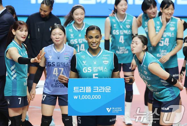 18일 오후 서울 중구 장충체육관에서 열린 2025-2026 프로배구 V리그 여자부 GS칼텍스와 현대건설의 경기에서 세트스코어 3-0으로 승리하며 준플레이오프 진출을 확정지은 GS칼텍스 실바가 트리플 크라운 달성 상금을 받고 기념촬영 하고 있다. 2026.3.18 ⓒ 뉴스1 박지혜 기자