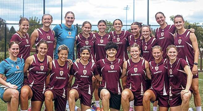 호주로 망명한 뒤 히잡을 벗은 이란 여자축구선수(맨 앞줄 가운데 2명)(브리즈번 로어 SNS)