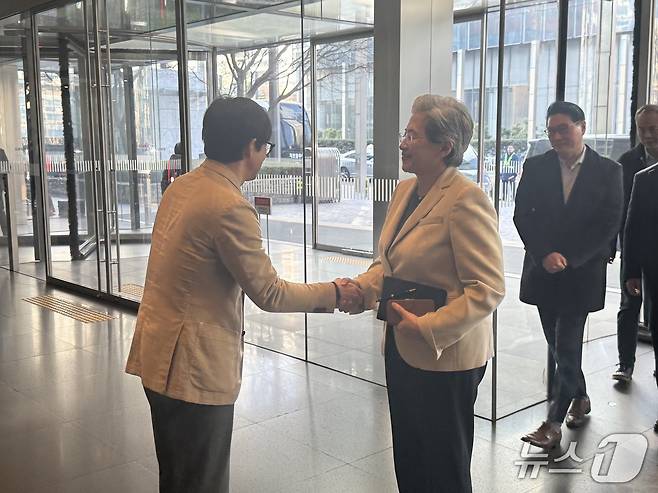 리사 수 AMD CEO가 19일 오전 삼성전자 서초 사옥에서 김정현 삼성전자 모바일경험(MX)사업부 부사장(왼쪽)과 악수를 하고 있다./뉴스1 (공동취재단)