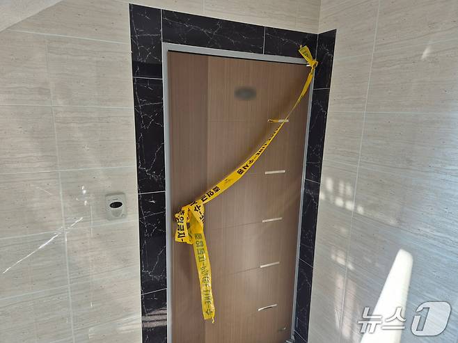19일 오전 9시께 울산 울주군의 한 빌라 현관문. 지난 18일 이곳 안에서 30대 남성과 미성년 자녀 4명이 숨진 채로 발견됐다.2026.3.19ⓒ 뉴스1 박정현 기자