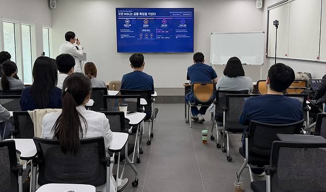 경기동물의료원은 최근 줄기세포센터를 개소하고 원내 의료진을 대상으로 줄기세포 치료의 기초와 적용 사례를 다루는 교육을 진행했다(동물병원 제공). ⓒ 뉴스1