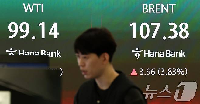 이스라엘이 이란의 최대 가스전을 공격하고 이란이 보복을 예고한 19일 서울 중구 하나은행 딜링룸 전광판에 국제 유가 선물 가격이 표시되어 있다. 2026.3.19 ⓒ 뉴스1 최지환 기자