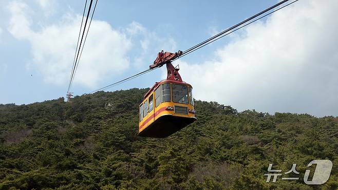 17일 부산 동래구 금강공원에서 바라본 금정산 국립공원과 케이블카 ⓒ 뉴스1 황덕현 기자
