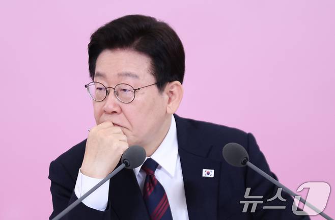 이재명 대통령이 19일 청와대에서 열린 경사노위 1기 출범 맞이 노동정책 토론회에서 참석자들의 발언을 경청하고 있다. 2026.3.19 ⓒ 뉴스1 허경 기자