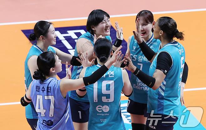18일 오후 서울 중구 장충체육관에서 열린 2025-2026 프로배구 V리그 여자부 GS칼텍스와 현대건설의 경기에서 GS칼텍스 선수들이 득점에 성공한 뒤 함께 기뻐하고 있다. 2026.3.18 ⓒ 뉴스1 박지혜 기자