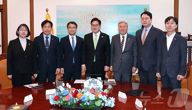 우원식 국회의장이 19일 국회의장실에서 원내 6개 정당 원내대표들과 회동하기에 앞서 기념 촬영을 하고 있다. 왼쪽부터 용혜인 기본소득당 원내대표, 윤종오 진보당 당원내대표, 한병도 더불어민주당 원내대표, 우원식 국회의장, 서왕진 조국혁신당 원내대표, 천하람 개혁신당 원내대표, 한창민 사회민주당 원내대표. (공동취재) ⓒ 뉴스1 신웅수 기자