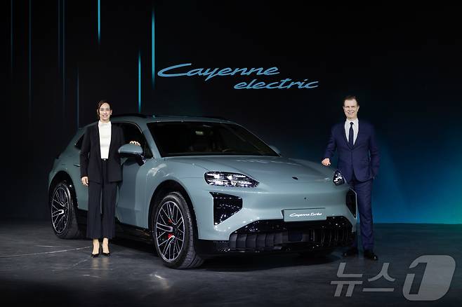 19일 서울 광진구 복합 문화공간 파이 팩토리(PIE Factory)에서 열린 '2026 포르쉐코리아 신년 기자 간담회'에서 올해 하반기 국내 출시되는 포르쉐 준대형 전기 SUV '카이엔 일렉트릭'을 배경으로 크리스티아네 초른 포르쉐 AG 해외 신흥 시장 총괄(왼쪽)과 마티아스 부세 포르쉐코리아 대표가 기념 사진을 촬영하고 있다(포르쉐코리아 제공). 2026.3.19. ⓒ 뉴스1 김성식 기자