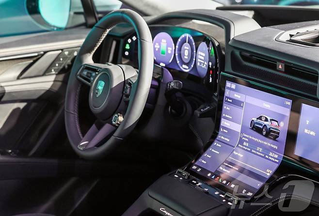 19일 서울 광진구 복합 문화공간 파이 팩토리(PIE Factory)에서 열린 '2026 포르쉐코리아 신년 기자 간담회'에서 국내 최초로 공개되는 포르쉐 준대형 전기 SUV ‘카이엔 일렉트릭’이 전시되어 있다. 2026.3.19 ⓒ 뉴스1 김진환 기자